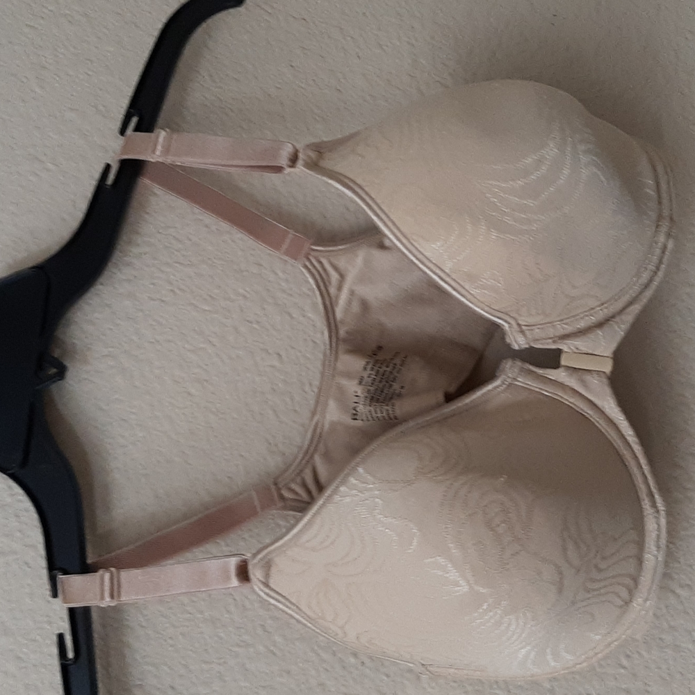 BALI WIRED PADDED BRA, OPENING AT FRONT IN EXCELLENT CONDITION